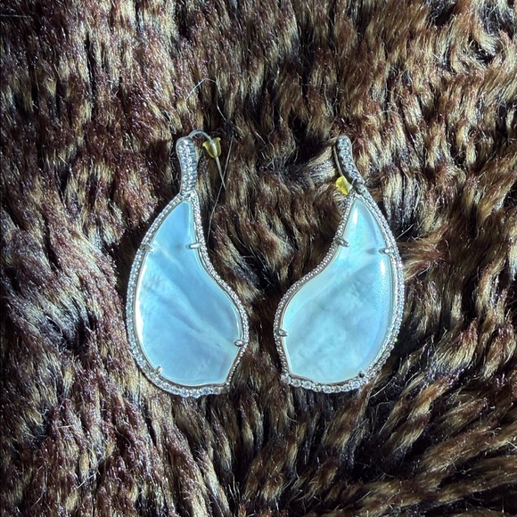 Kendra Scott Chic Silver Teardrop Pendant Necklace Set w/ ivory mother of pearl - Picture 4 of 4